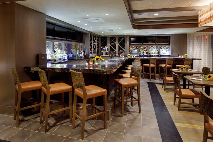 Lounge 23 of 32