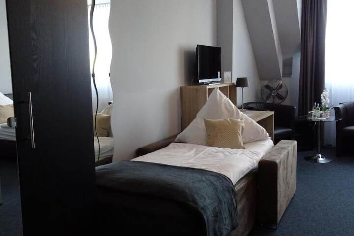 Room 12 of 37