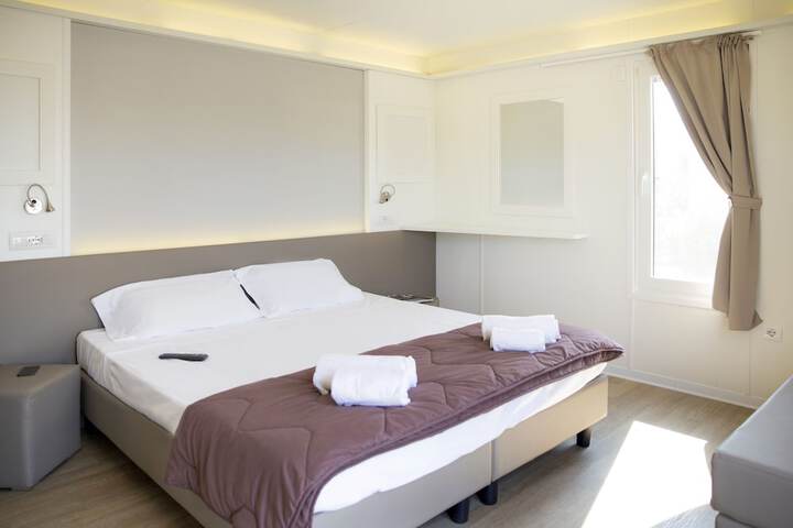 Room 8 of 165