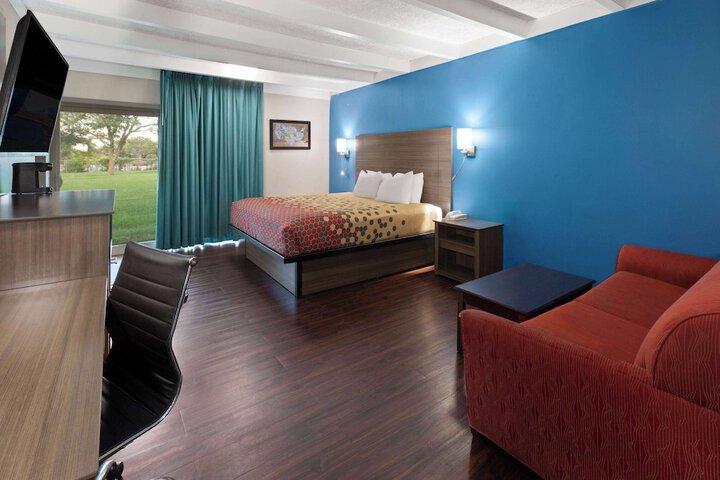 1 King Bed (2 of 10)