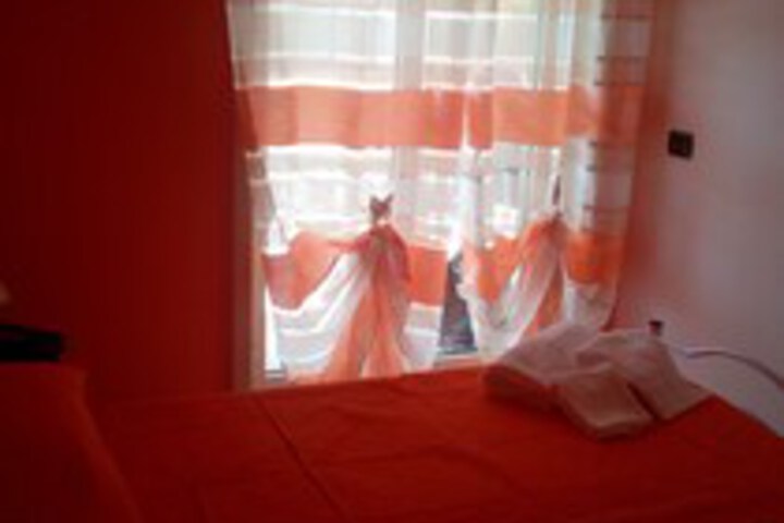 Room 6 of 16