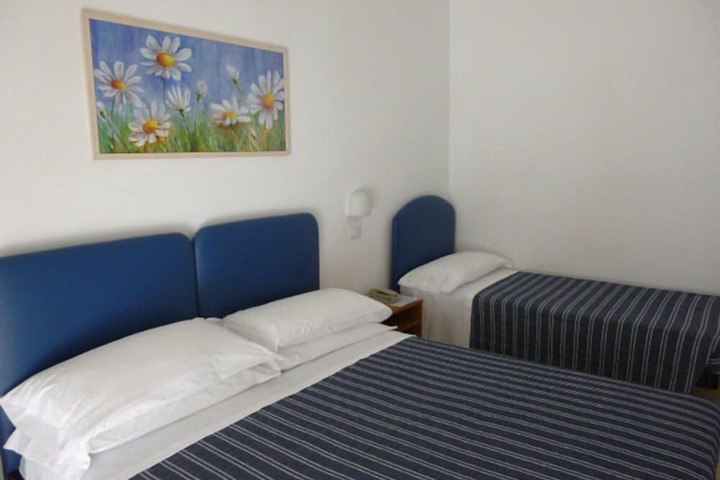 Room 6 of 25