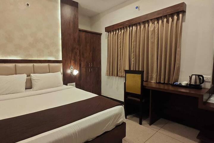Room 10 of 32