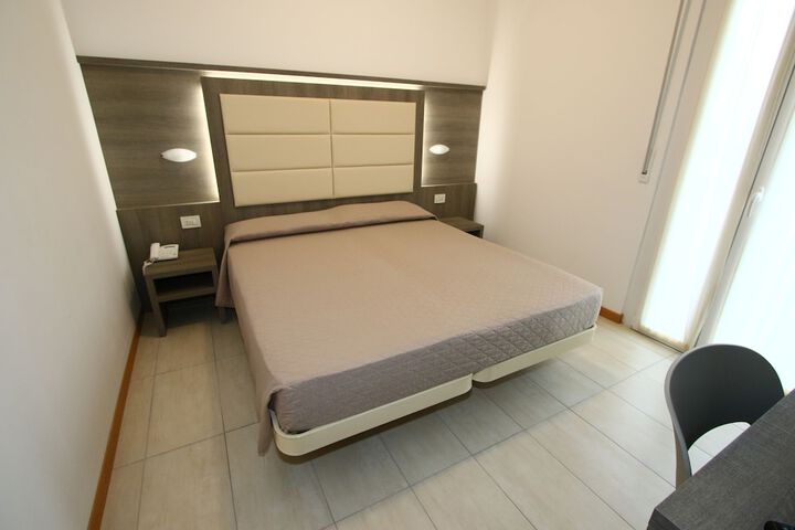 Room 13 of 73