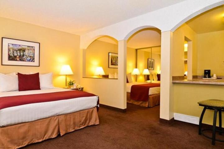 Standard Room, King or Two Doubles (3 of 7)