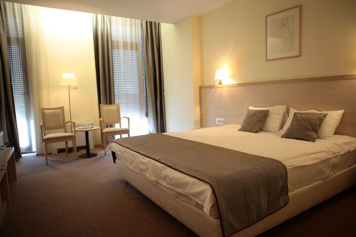 Room 17 of 34
