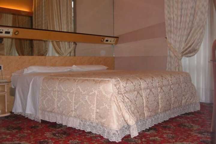 Room 15 of 33