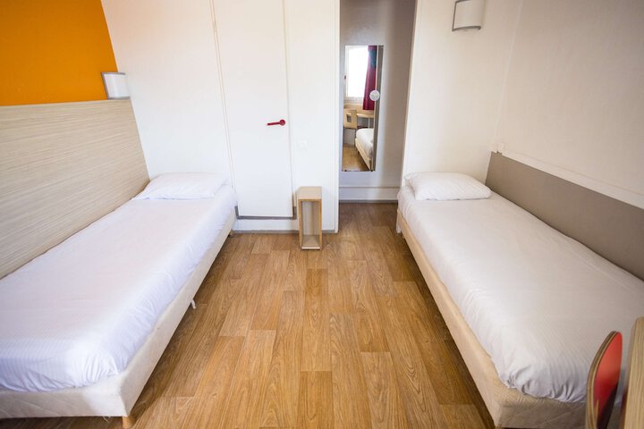 Room 13 of 40