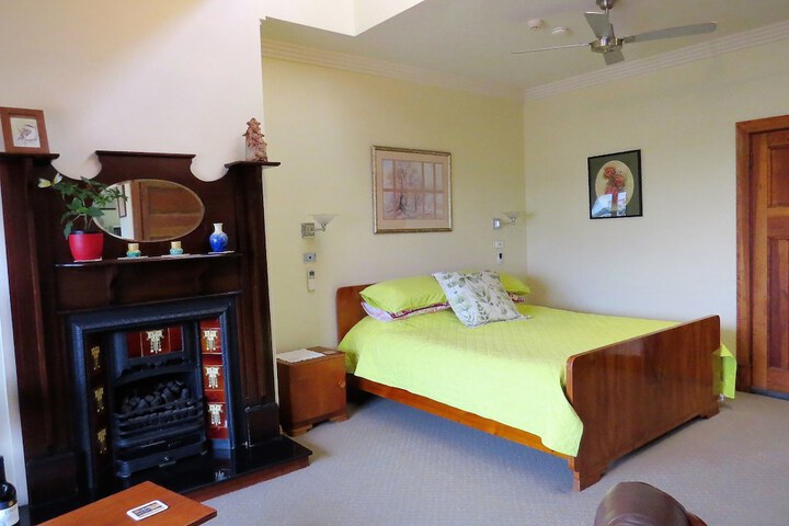 Room 2 of 28