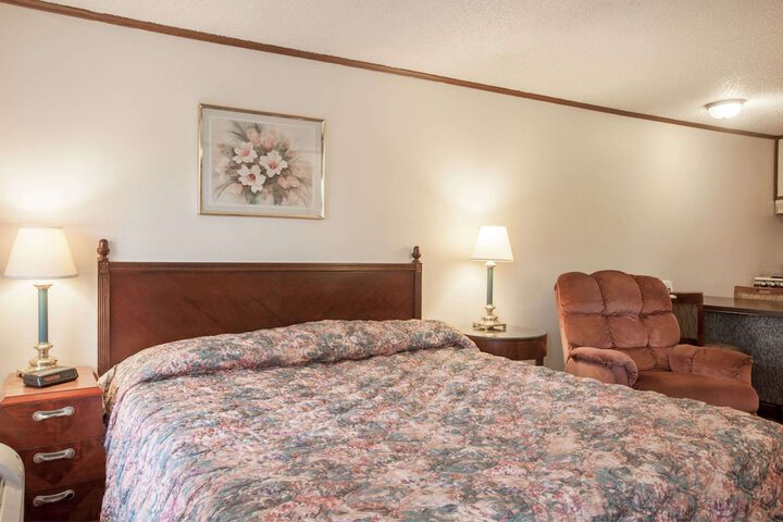 1 King Bed (4 of 4)