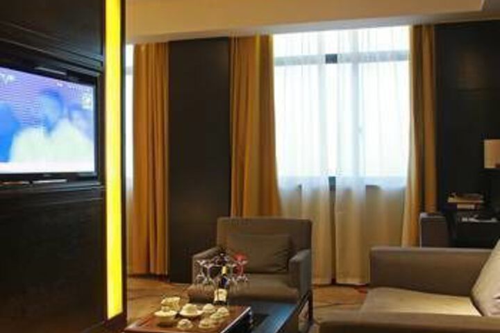 Room 4 of 8