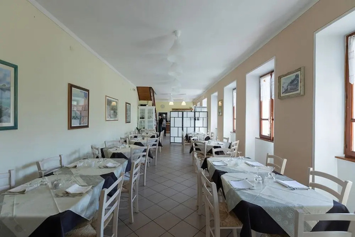 Dining 9 of 11
