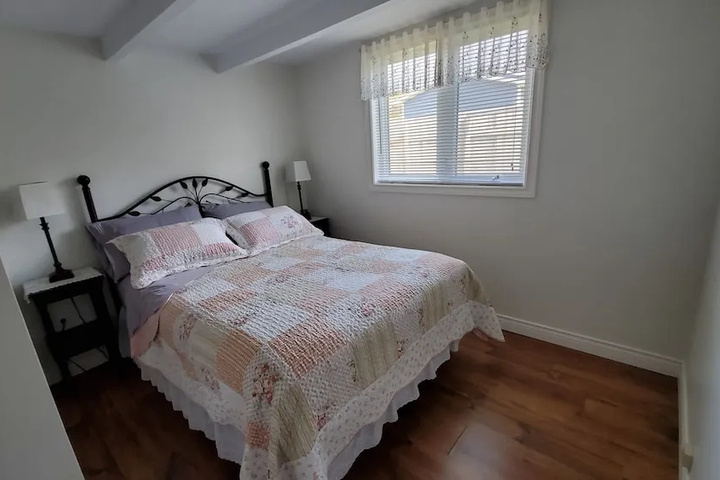 Room 4 of 8