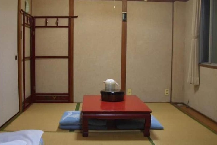 Room 14 of 33
