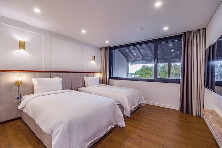 Room 27 of 144