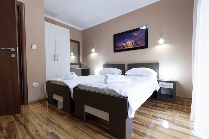 Room 2 of 81