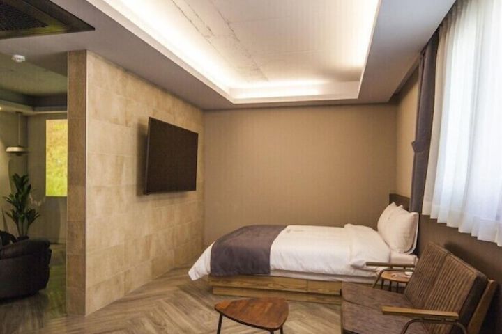 Room 27 of 107