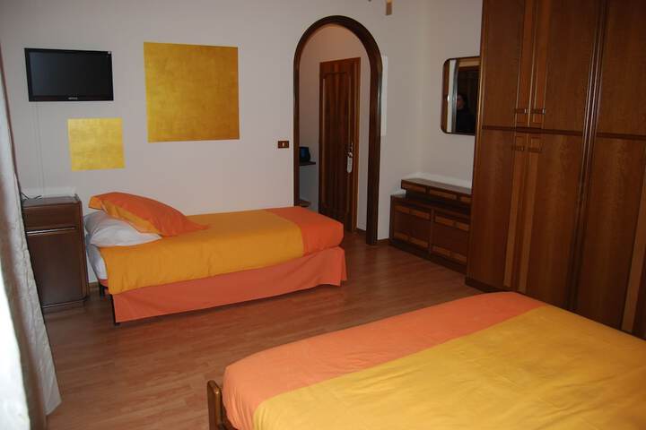 Room 4 of 33