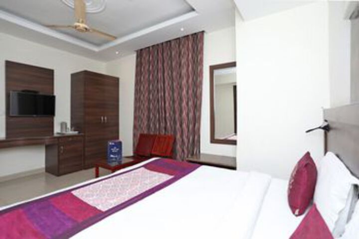 Room 12 of 26