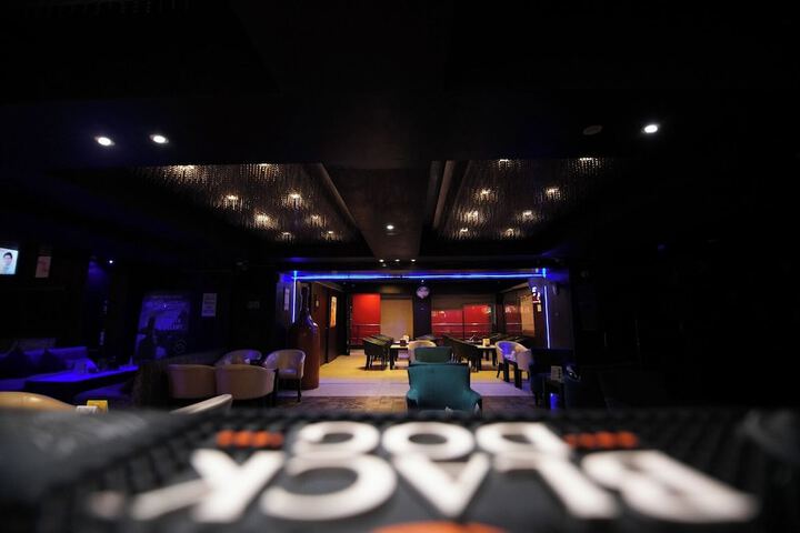 Lounge 38 of 43