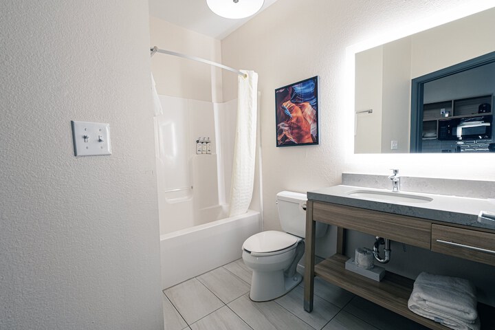 1 Queen Studio Suite (6 of 14)