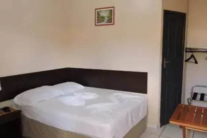 Room 4 of 10