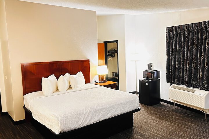 1 King Bed (4 of 14)