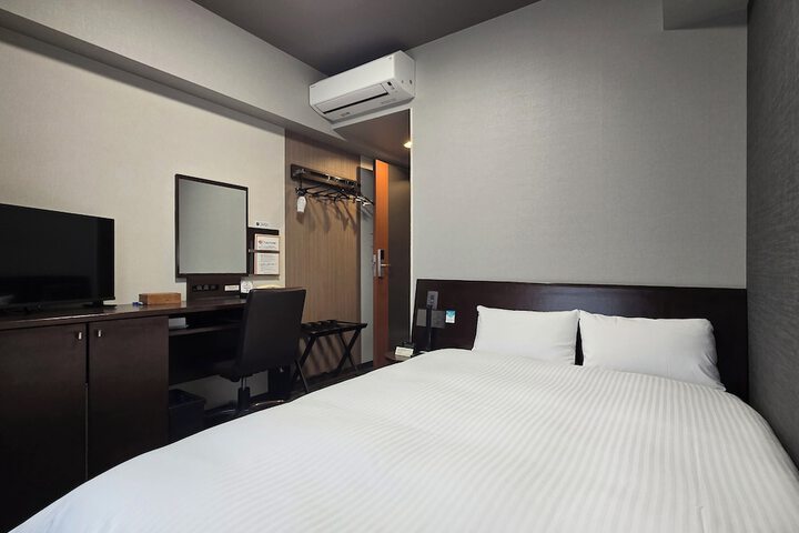 Room 6 of 28