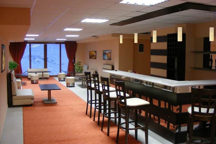 Lounge 18 of 23