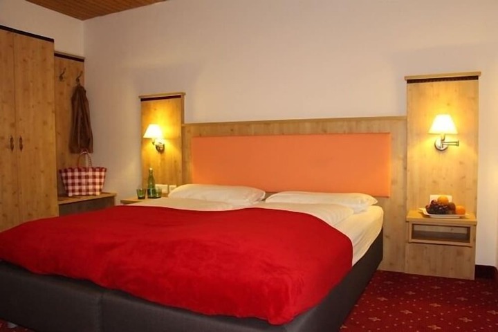Room 10 of 32