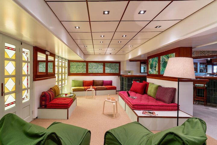 Lounge 34 of 48