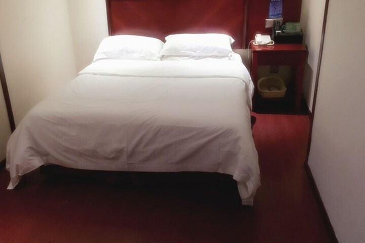 Room 11 of 32