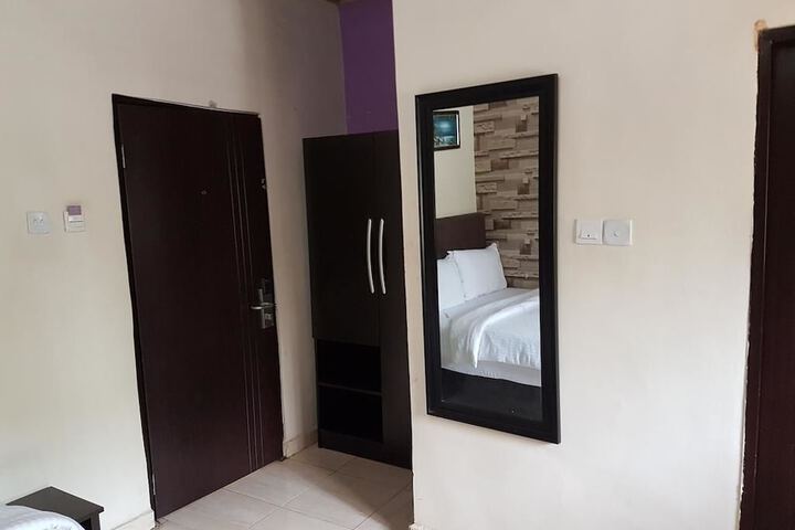 Room 5 of 16
