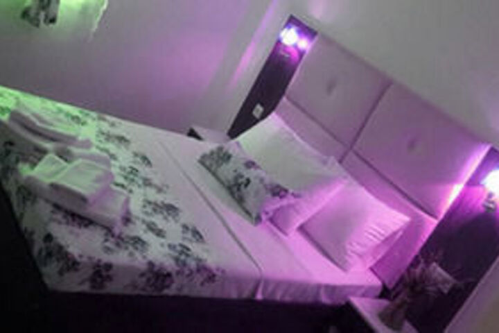 Room 7 of 18