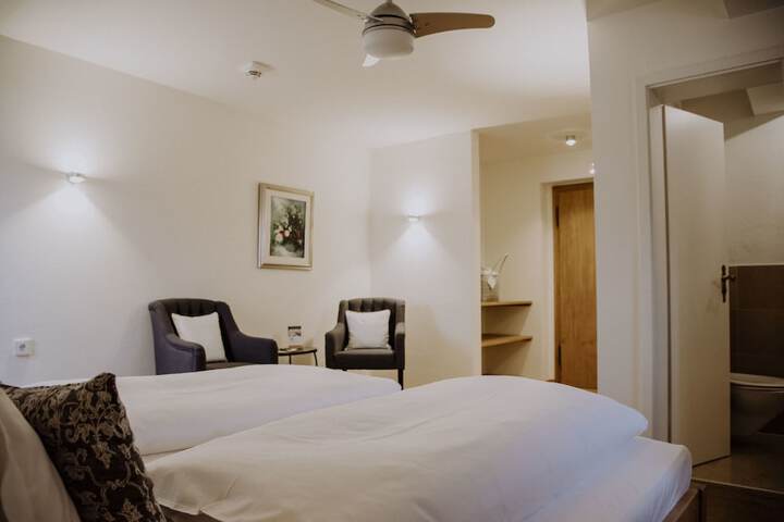 Room 34 of 103