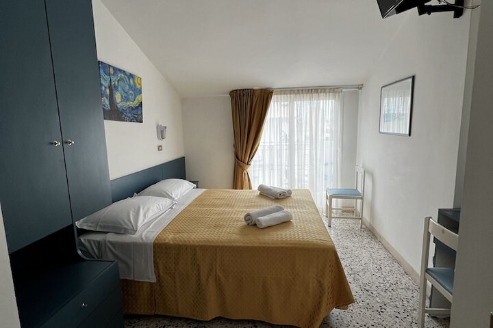 Room 11 of 25