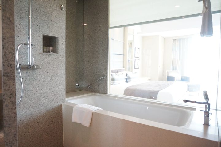 Deep soaking bathtub