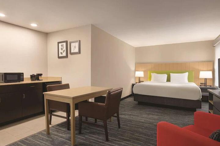 1 King Bed (2 of 11)