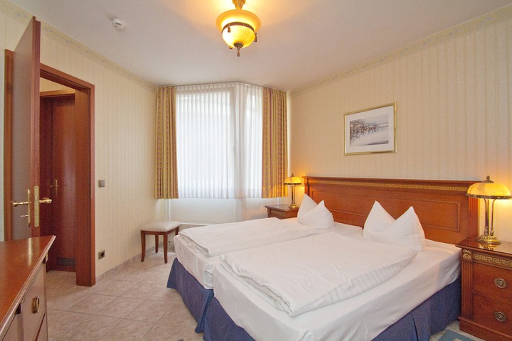 Room 13 of 36