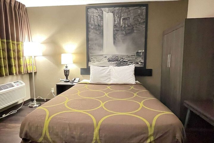 1 Queen Bed (29 of 29)