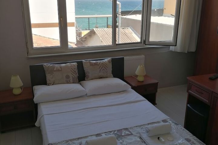Room 6 of 30