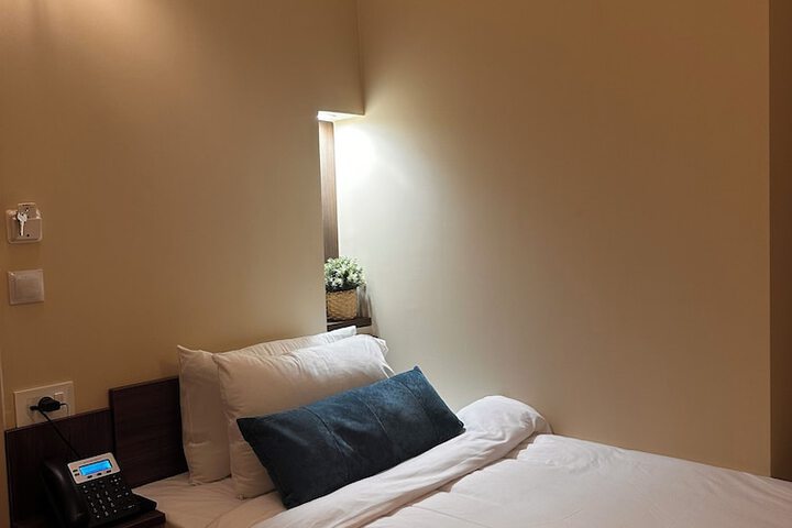Room 12 of 115