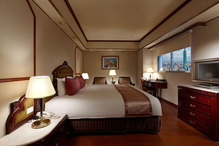 Room 4 of 40