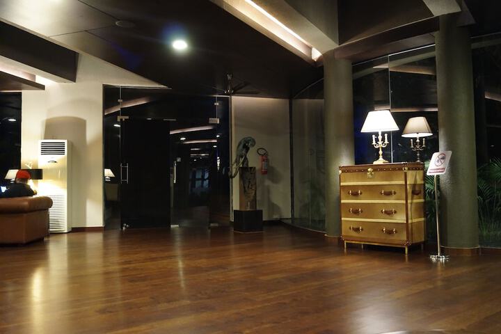 Entrance & Lobby