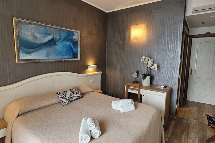 Room 33 of 194