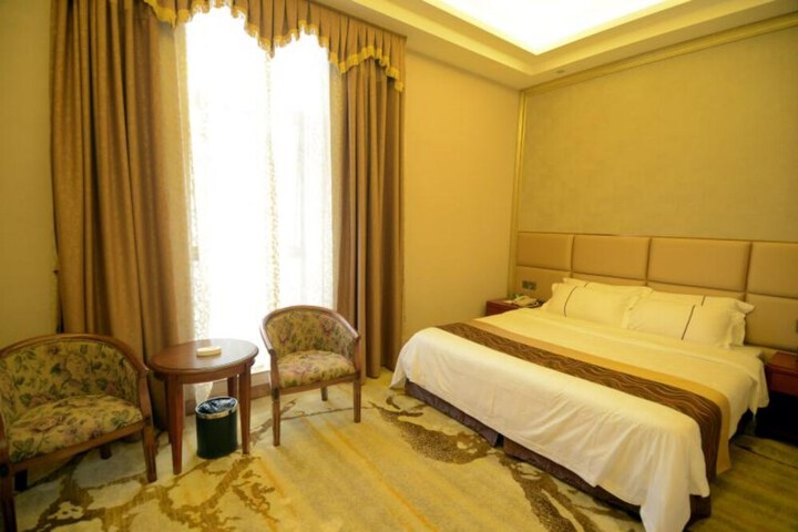 Room 11 of 32