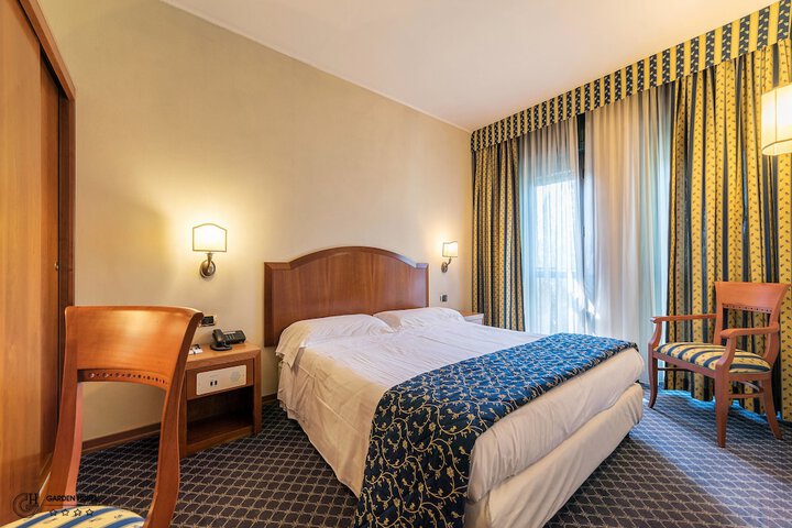 Room 4 of 36
