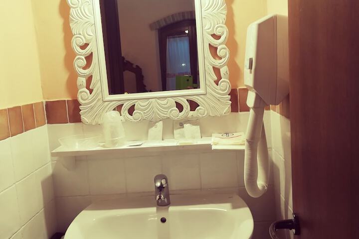 Room 52 of 100