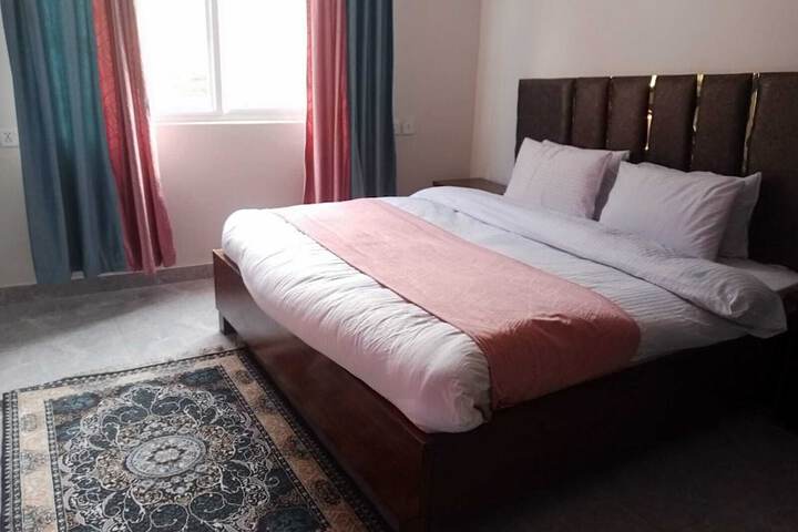 Room 4 of 8