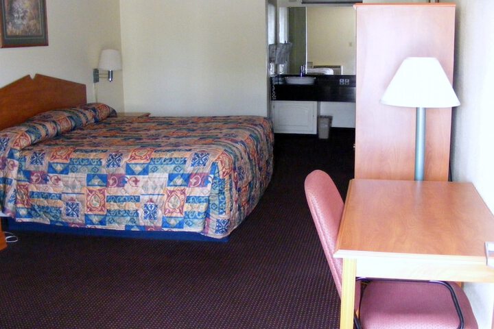 1 King Bed (2 of 18)